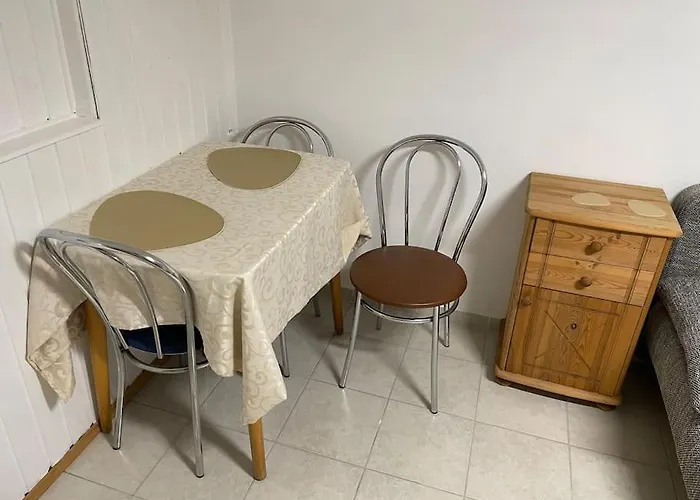 Comfortable In Commercial Centre Apartment